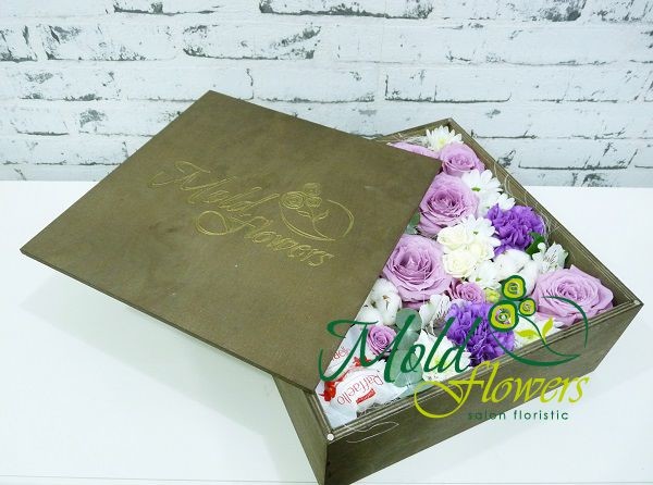 Деревянная коробка с конфетами, фиолетовыми розами и гвоздиками, белыми кустовыми розами, хризантемами и цветами хлопка фото